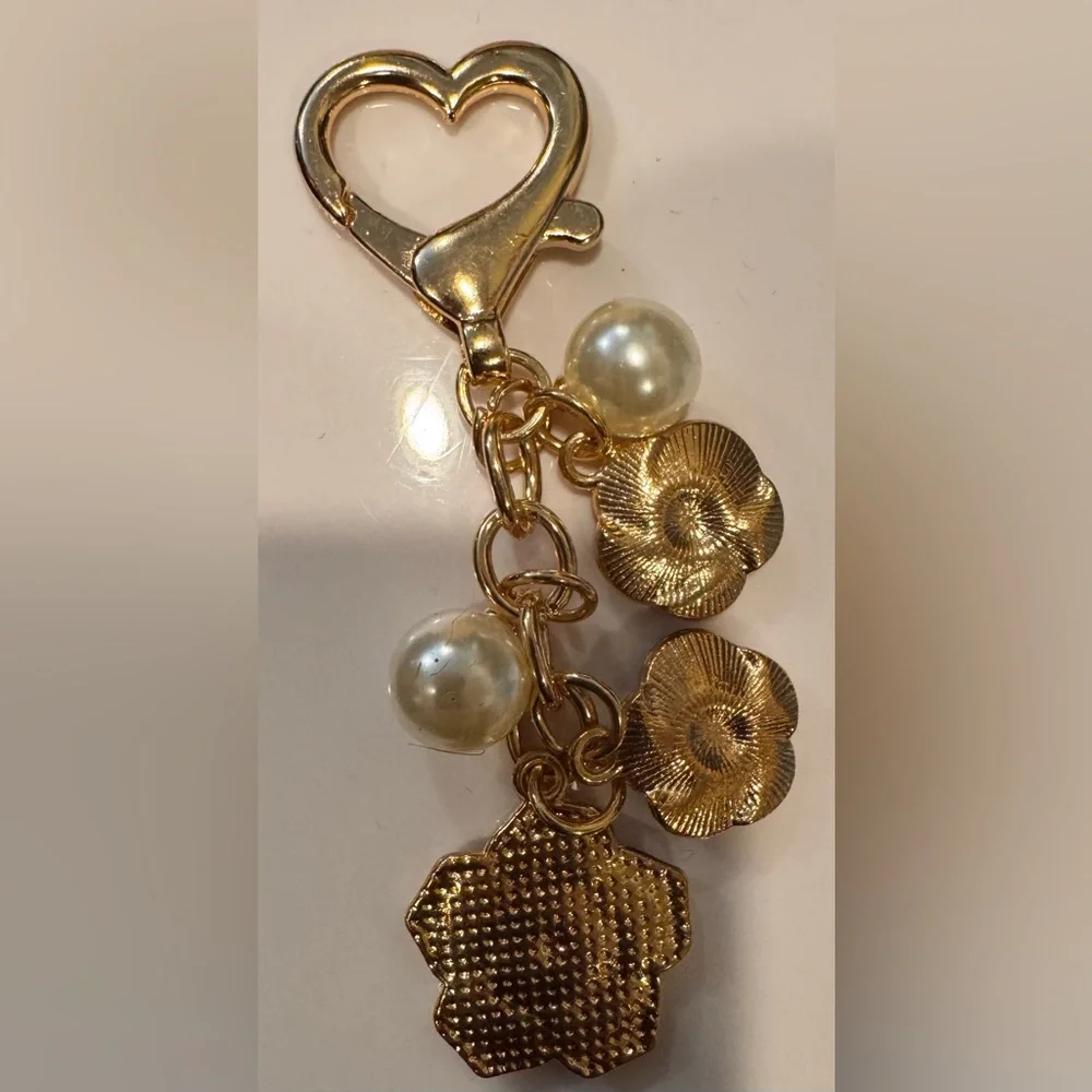 Goldtone Camellia Flower Faux Pearl & Rhinestone Bag Charm/Keychain NWOT - Picture 3 of 4